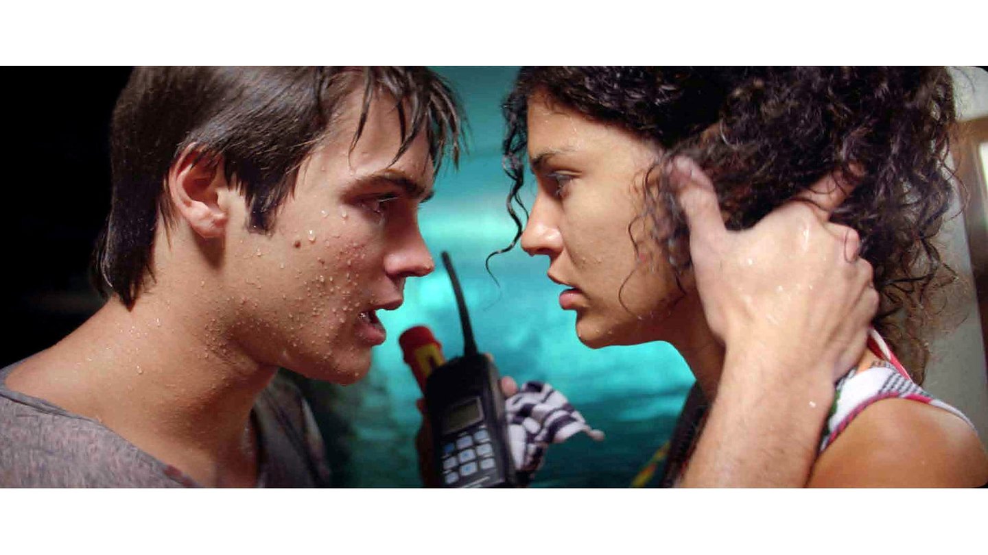 Piranha 3DJake (Steven R. McQueen) und Kelly (Jessica Szohr) müssen alle Kräfte sammeln, um sich der Bedrohung zu stellen.