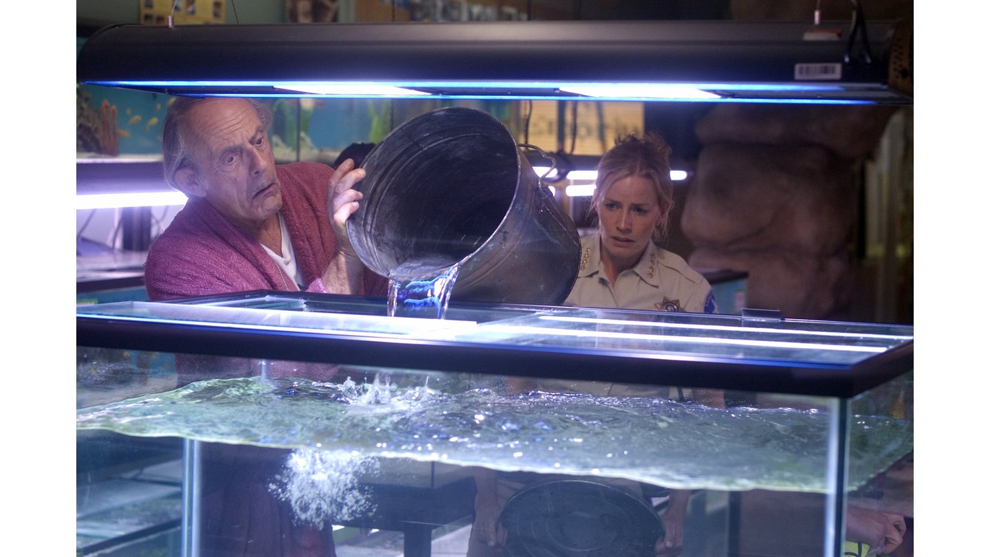 Piranha 3DWas Sheriff Forester (Elisabeth Shue) gefangen hat, hält Mr. Goodman (Christopher Lloyd) für eine naturhistorische Sensation.