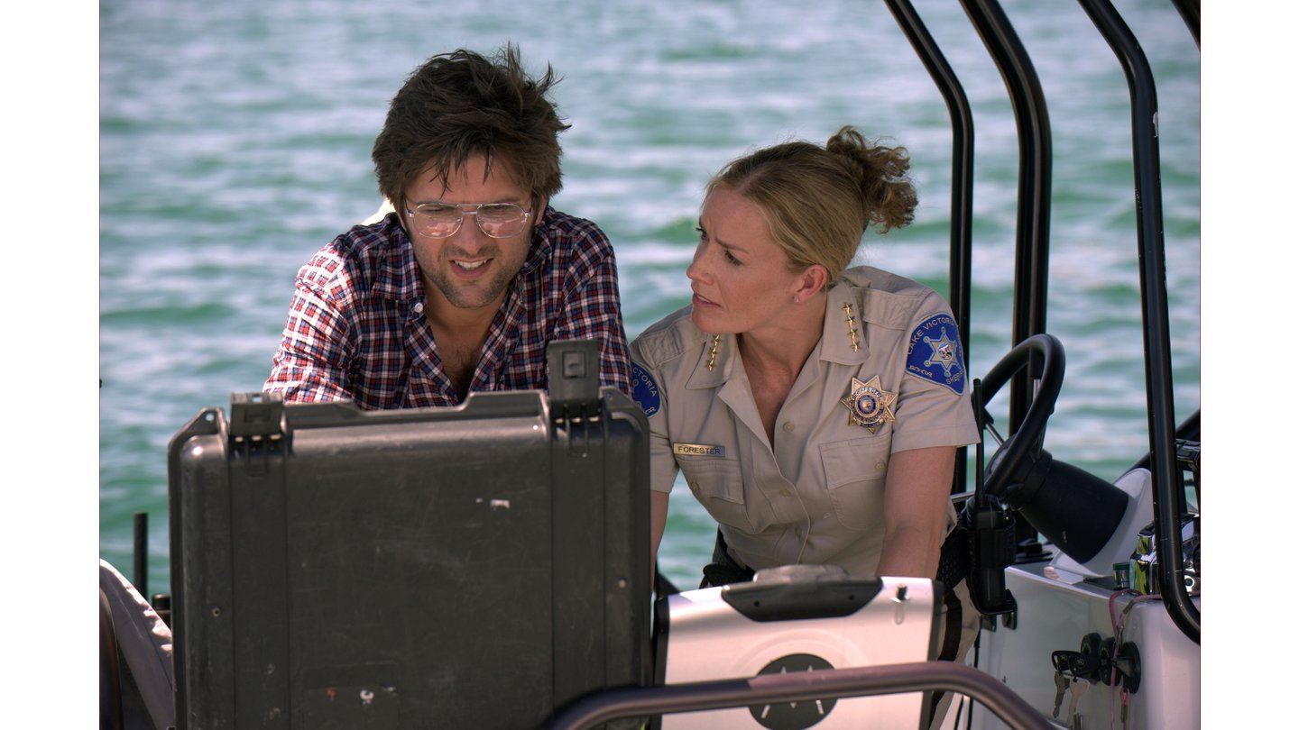 Piranha 3DNovak Radzinsky (Adam Scott) und Sheriff Forester (Elisabeth Shue) stellen ein Seebeben fest - ohne die Folgen zu ahnen.