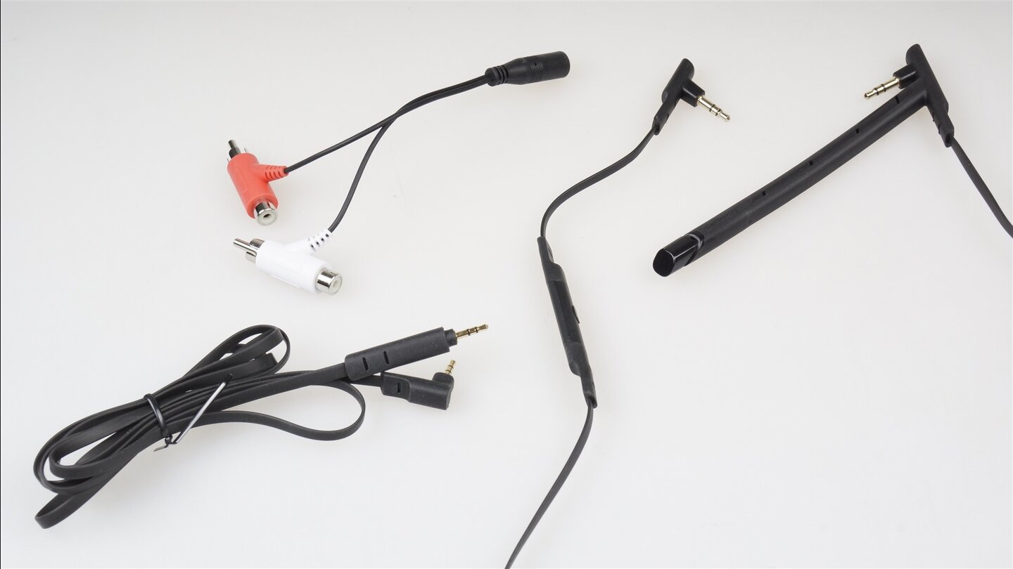 Für den Anschluss an alle gängigen Konsolen liegen alle Kabel (außer eines optischen Kabels) bei.