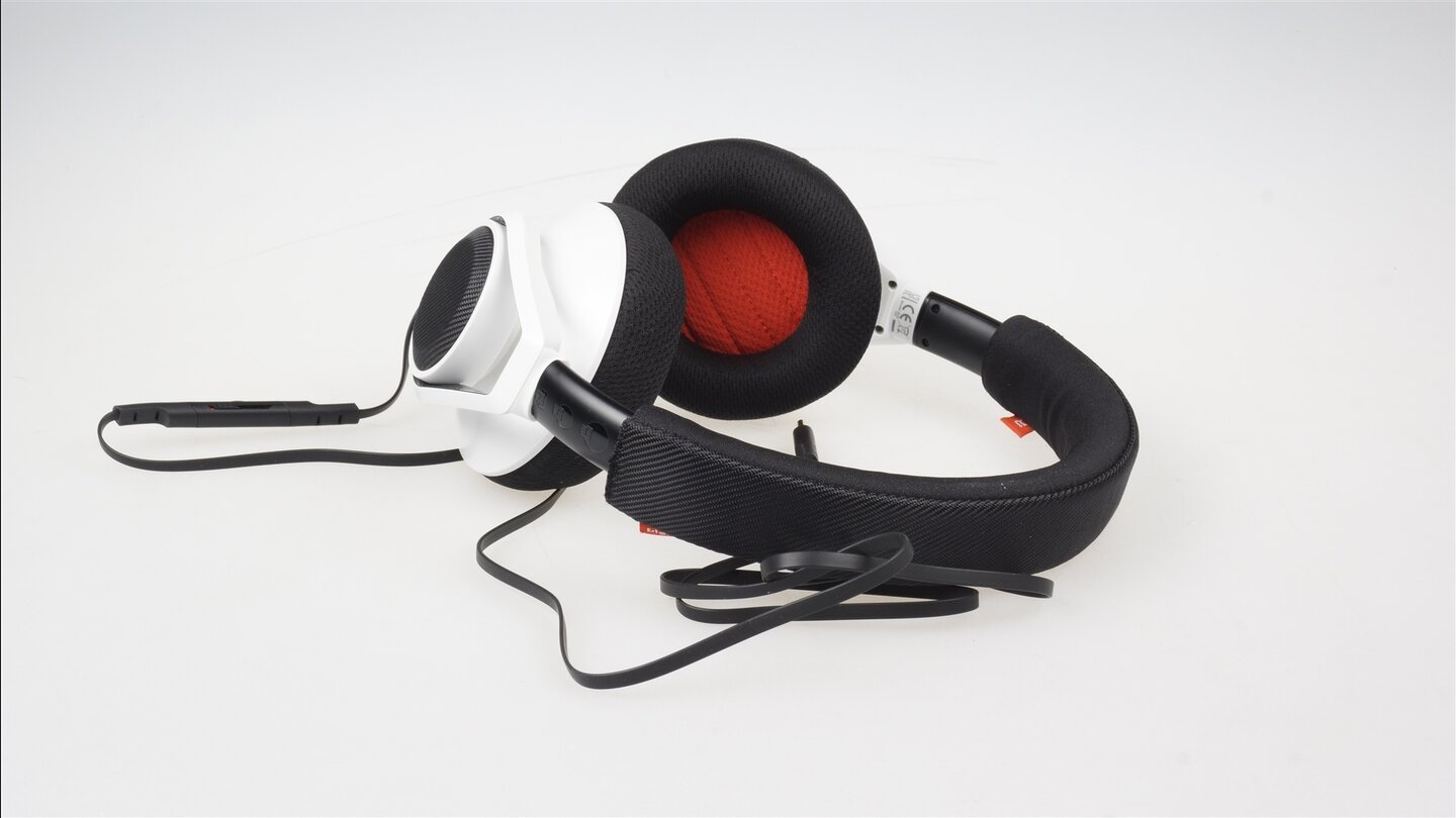 Zwei 40 Millimeter große Treiber sorgen für druckvollen, aber verfärbten Klang.