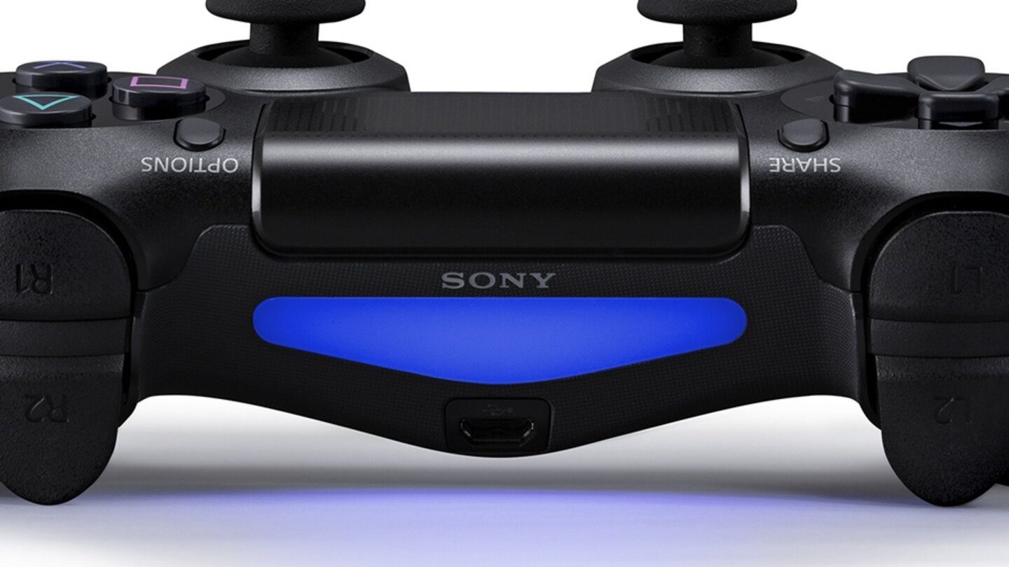 Lightbar
Ein leuchtender Streifen am hinteren Ende des Dualshock 4: Wenn sich mehrere Teilnehmer um eine Konsole versammeln, weist der Leichtstreifen Farben zu: Spieler 1- Blau, Spieler 2 – Rot, Spieler 3 – Grün, Spieler 4 – Pink. Dadurch erkennt die PlayStation-Eye-Kamera, wo welcher Spieler im Raum sitzt und verteilt beispielsweise bei einem Cartoon-Rennspiel die Starplätze entsprechend der Sitzordnung im Wohnzimmer.