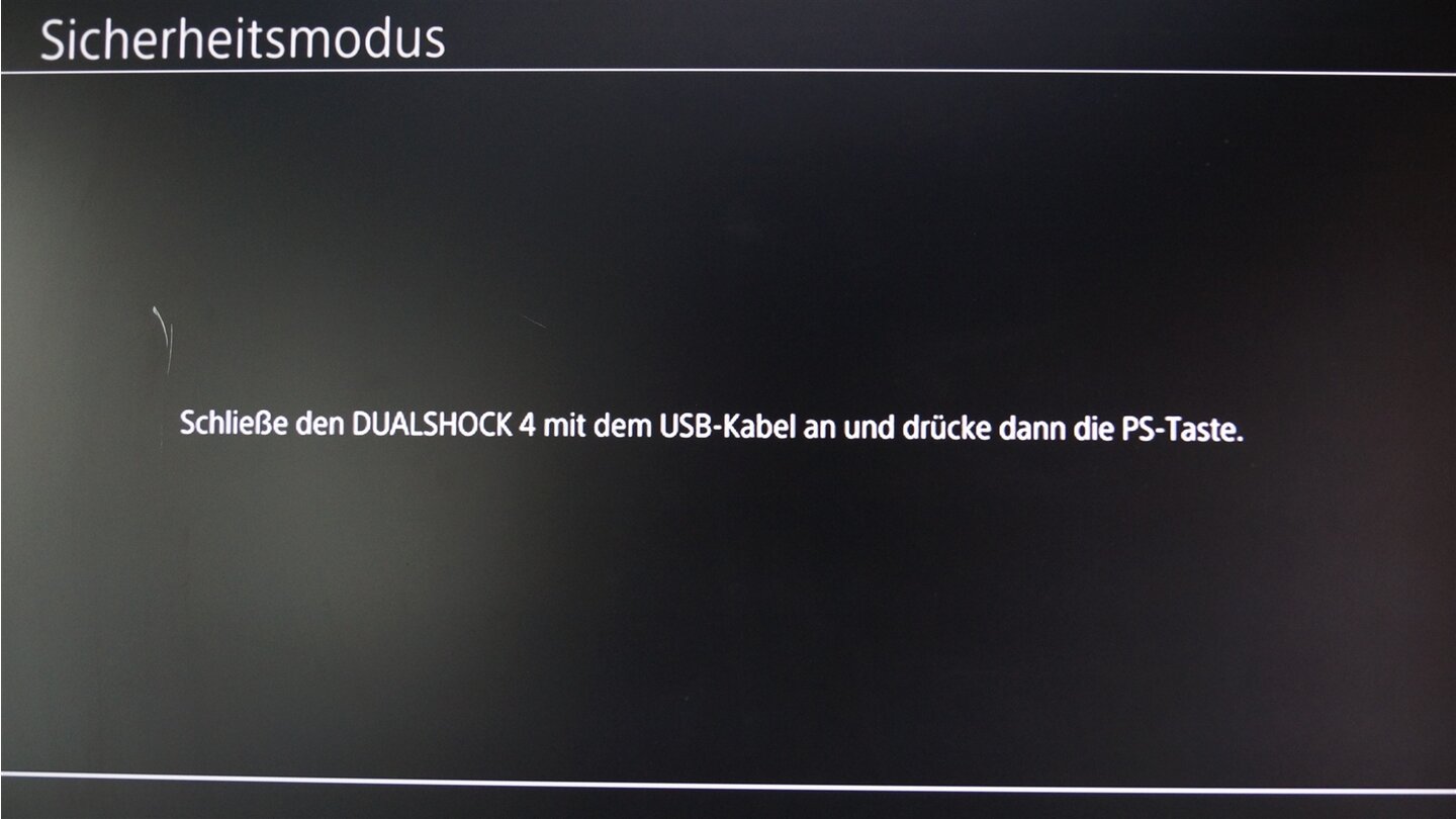 Schaltet dann die Konsole ein, indem ihr mindestens 7 Sekunden lang den Einschaltknopf gedrückt halben bis nach dem ersten Piepen ein zweites folgt. Der Controller muss ebenfalls per Kabel angeschlossen sein.