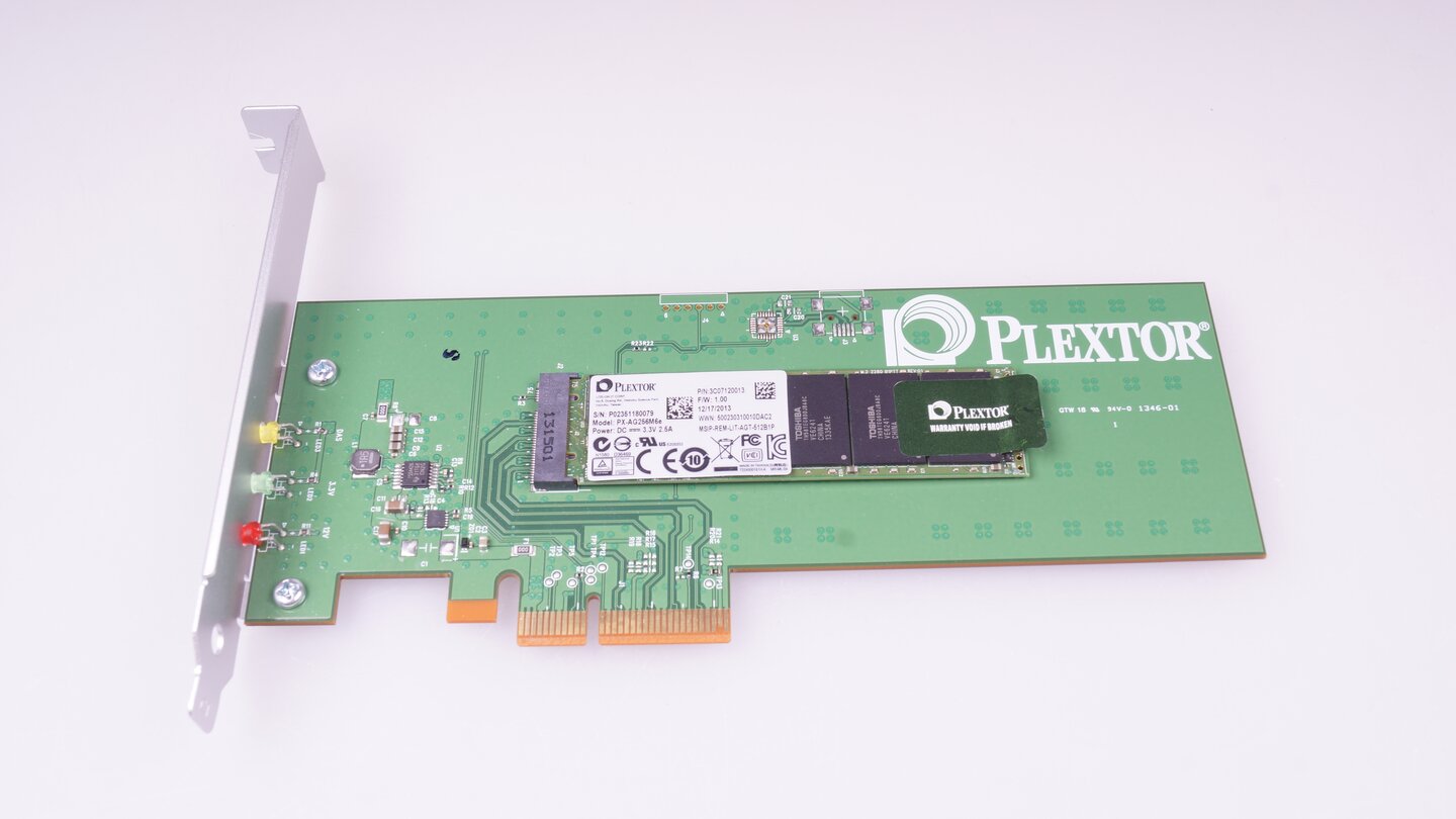 Die eigentliche SSDs ist im M.2-Format, über eine Adapter-Karte wird die Kompatibilität zu älteren Mainboards ohne M.2-Anschluss gewährleistet.