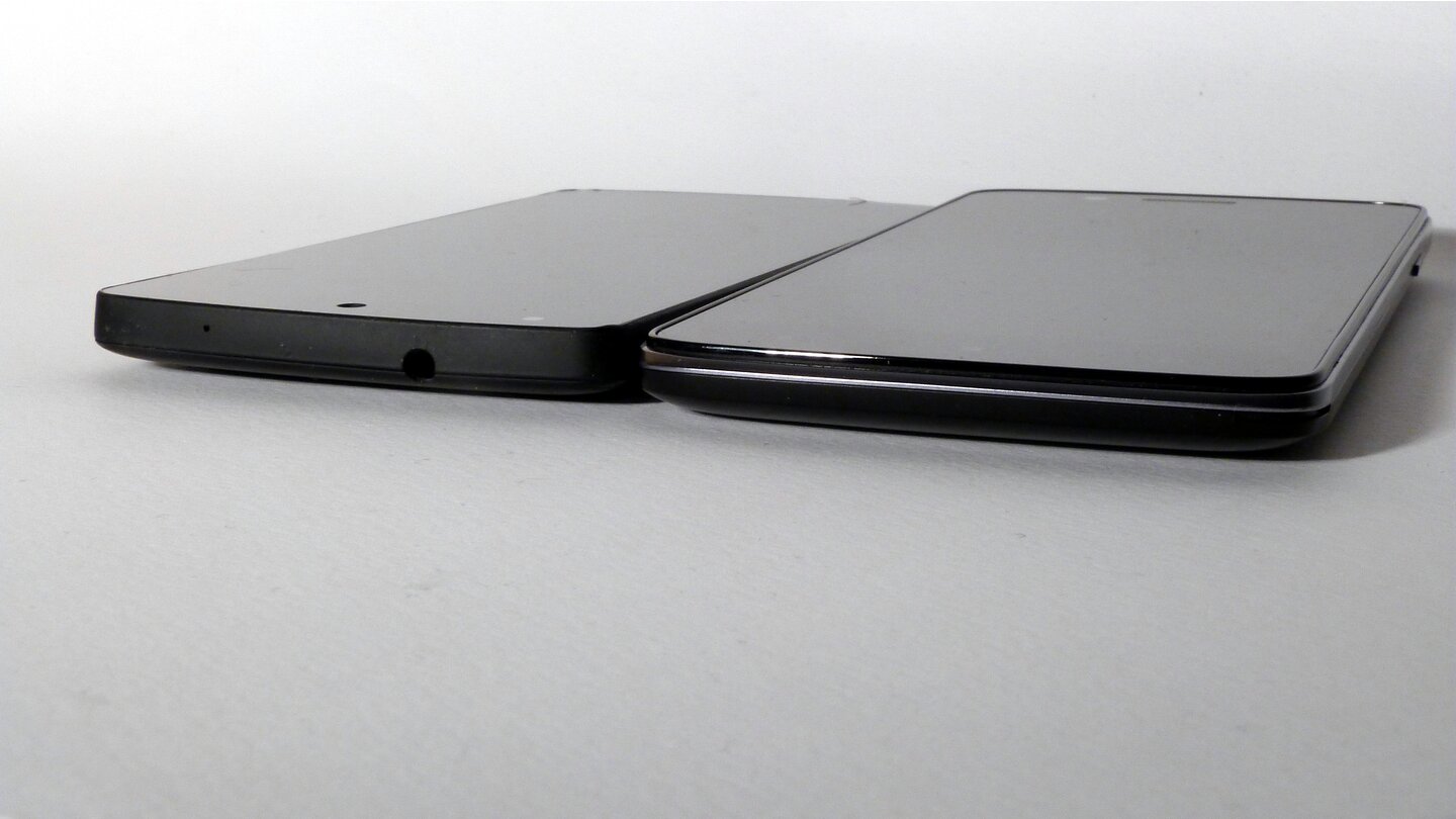 Prestigio Multiphone 8500 DUO - Höhenvergleich mit Nexus 5 (links)