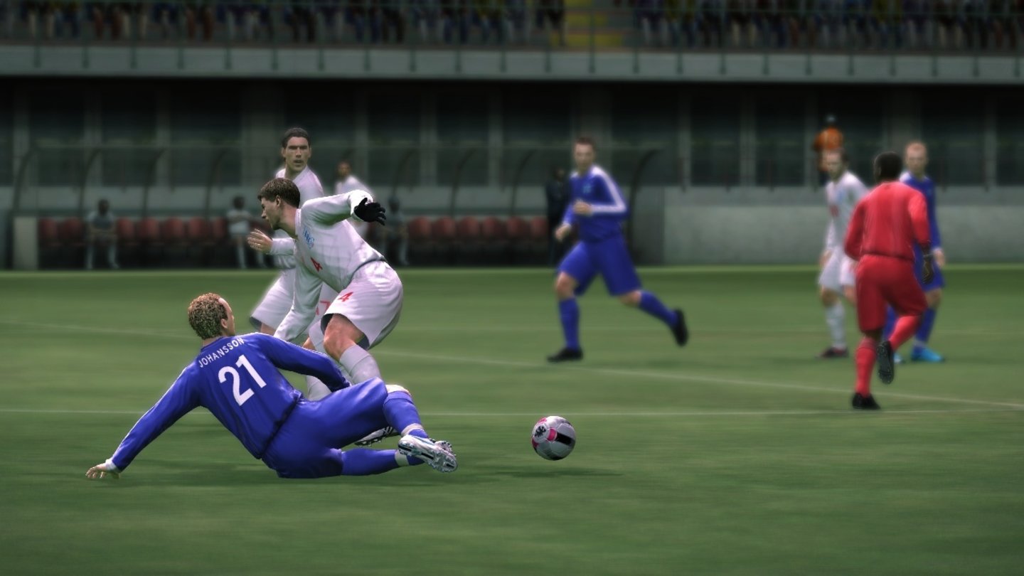 Pro Evolution Soccer 2010 Grätschen ahnden die Schiedsrichter nicht konsequent genug.