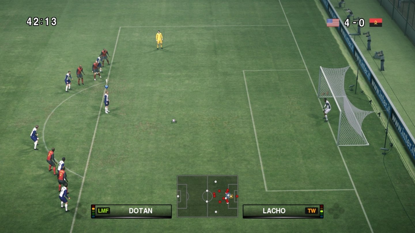 Pro Evolution Soccer 2010Auch die Perspektive ist gewöhnungsbedürftig: Elfmeter schießen Sie von oben.