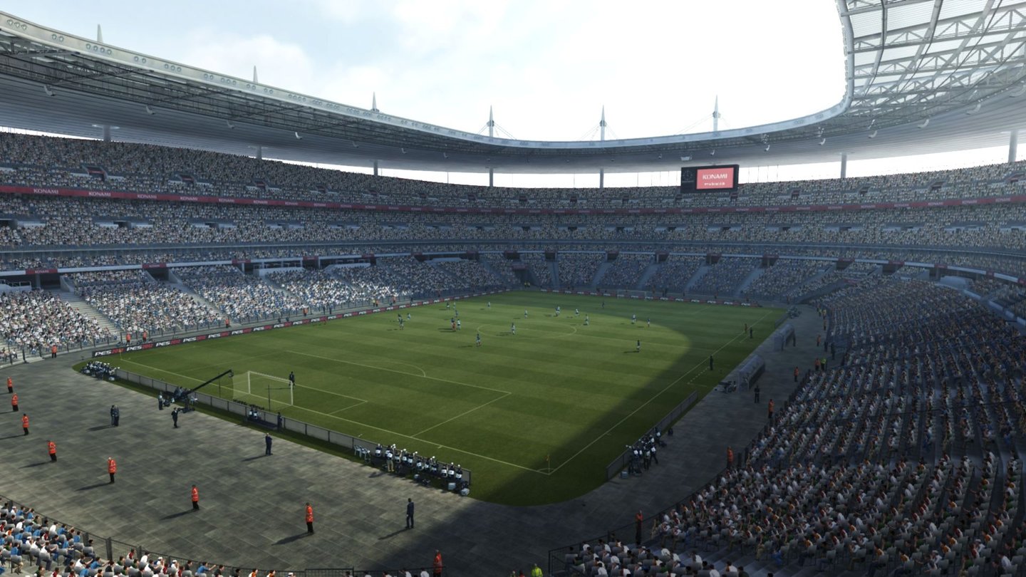 Pro Evolution Soccer 2012In den Stadien ist vor allem neben dem Spielfeld deutlich mehr los.
