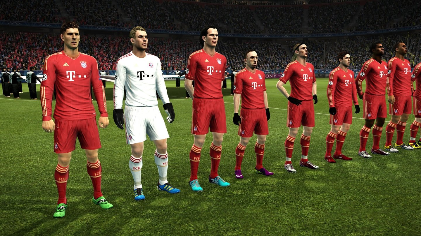 Pro Evolution Soccer 2012Während die Gesichter der Bayern-Stars ihren Vorbildern sehr ähnlich sehen, sind Spieler aus der »zweiten Reihe« wie hier Rafinha und Luiz Gustavo (2. und 3. von rechts) kaum wiederzuerkennen.