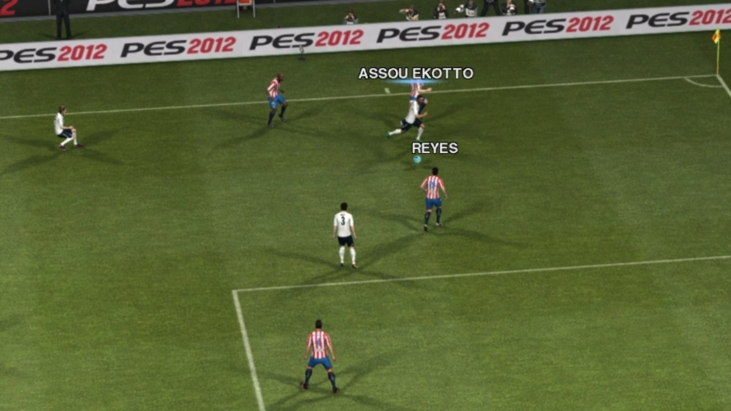 Pro Evolution Soccer 2012 Dank verbesserter KI sind Flankenläufe nun schwieriger. Hier doppeln zwei Verteidiger von Atlético Madrid Tottenhams Außen Assou Ekotto.