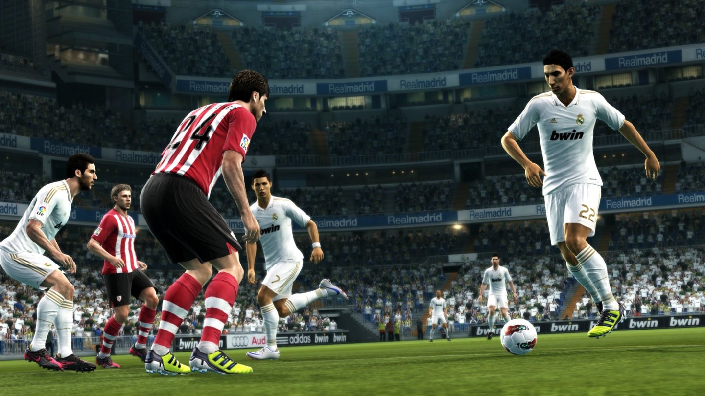 Pro Evolution Soccer 2013Dank der noch einmal verbesserten KI ist es jetzt noch schwieriger, an Verteidigern vorbeizukommen.