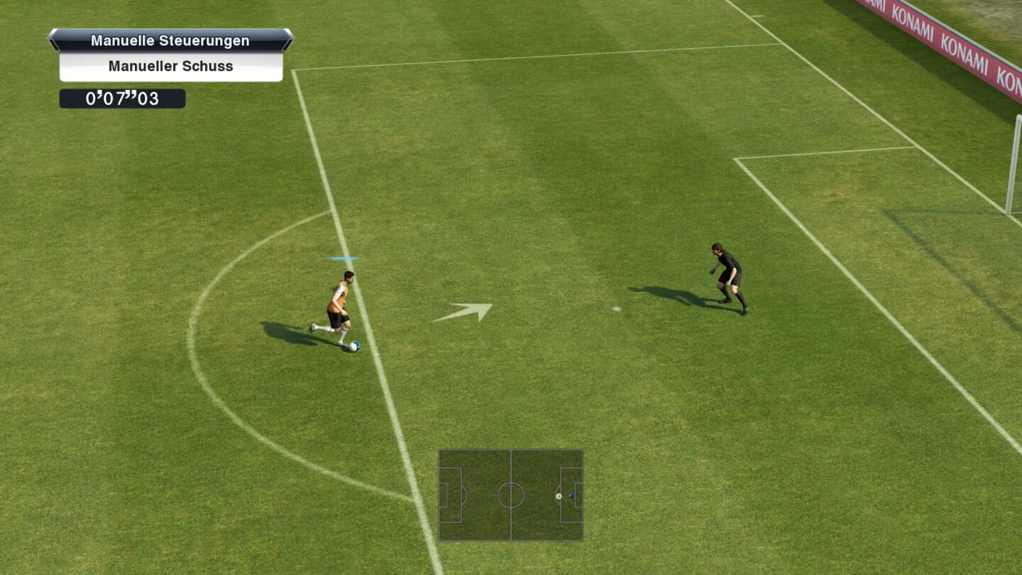 Pro Evolution Soccer 2013Im Training üben wir den neuen manuellen Schuss, erkennbar am eingeblendeten Pfeil.