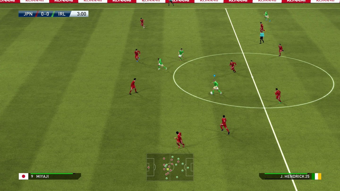 Pro Evolution Soccer 2015Die KI-Mitspieler bieten sich klasse an und stoßen immer wieder in Lücken, um die Abwehr auseinanderzureißen.