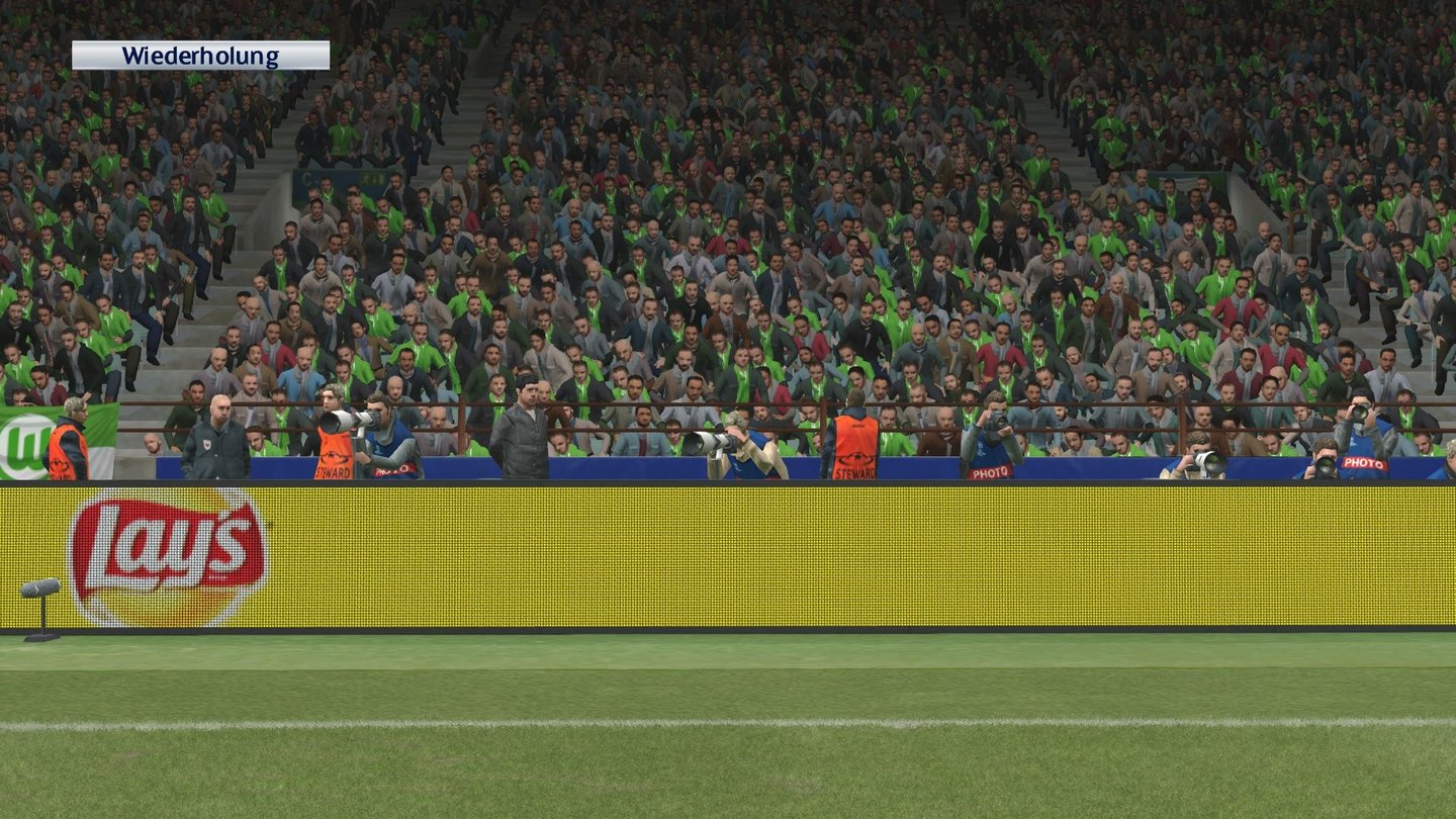 Pro Evolution Soccer 2016Das Publikum der PC-Version besteht aus hässlichen, pixeligen Klonen.