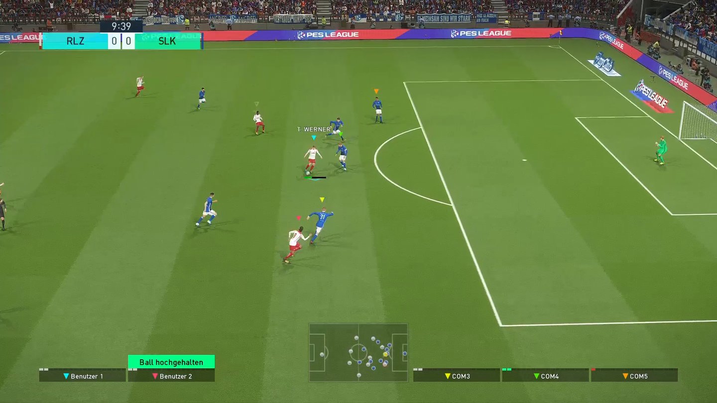 Pro Evolution Soccer 2018Perfektes Zusammenspiel im Koop: Ein Spieler läuft sich frei, der andere schlägt den perfekt getimten Pass. Kurz danach klingelt es.