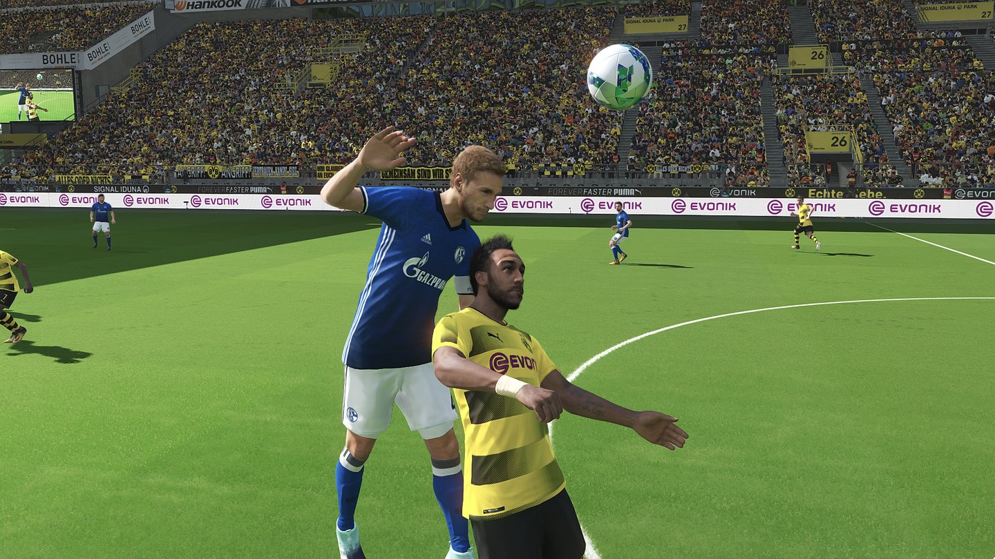 Pro Evolution Soccer 2018In Kopfball-Duellen setzen sich körperlich kräftigere Spieler glaubwürdig durch.