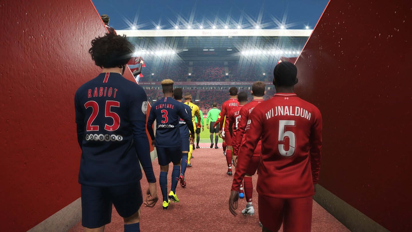 Pro Evolution Soccer 2019Die Stadionatmosphäre in PES 2019 ist wieder mal hervorragend, besonders wenn wir mit lizenzierten Mannschaften wie PSG und dem FC Liverpool auflaufen.