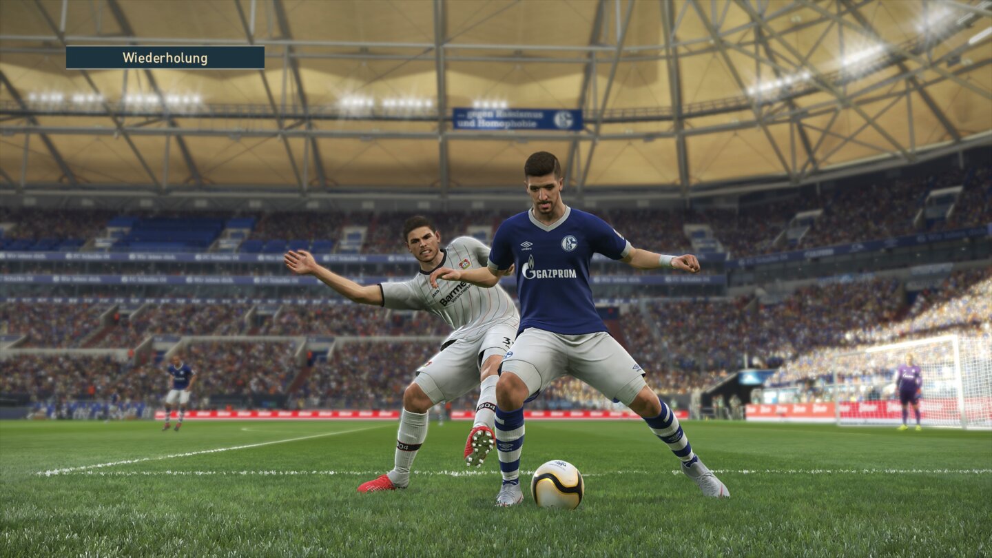 Pro Evolution Soccer 2019Matija Nastasic im Zweikampf mit Kevin Volland. Schalke 04 und Bayer Leverkusen sind die einzigen deutschen Vereinsteams in PES 2019.