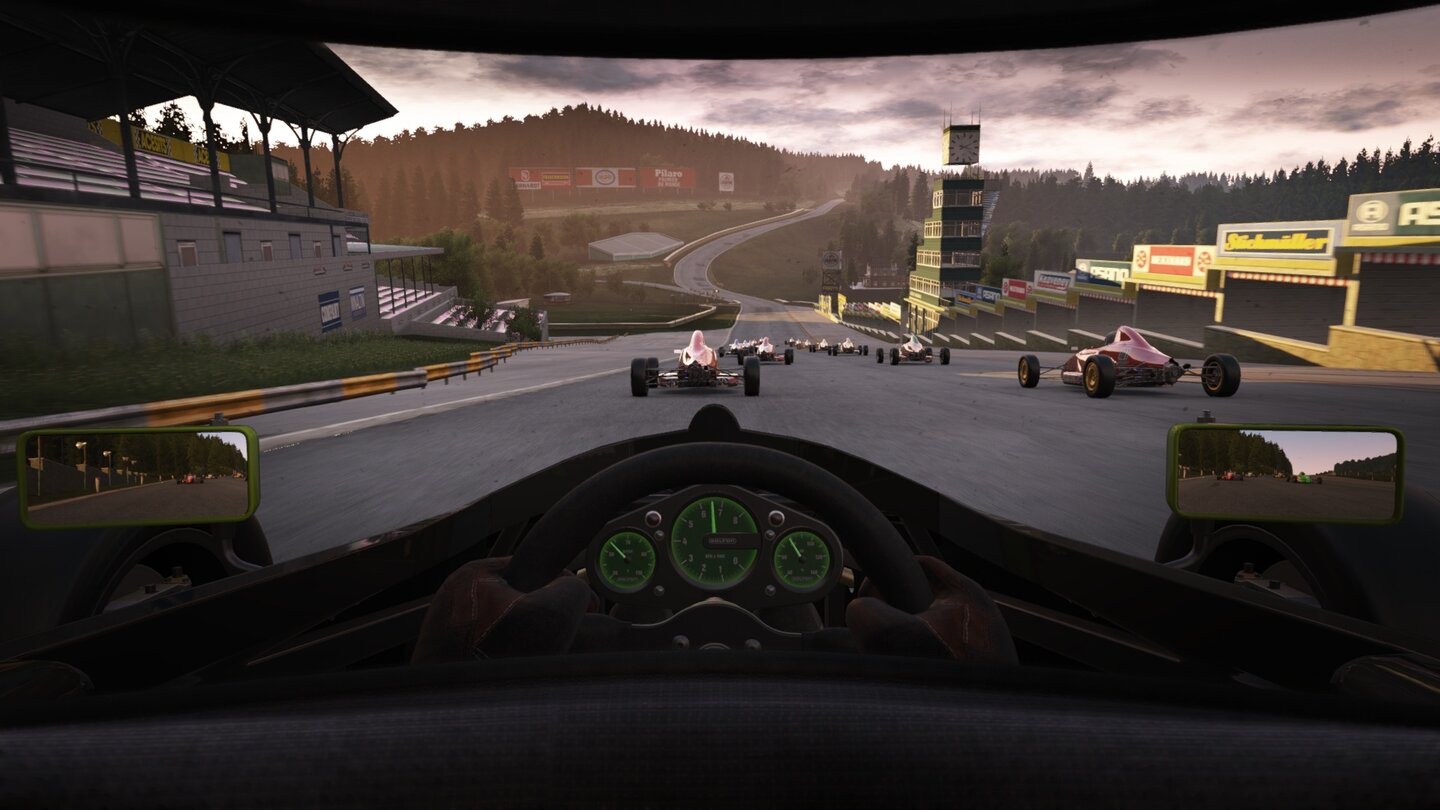 Project Cars Eine fantastische Aussicht aus der Helmperspektive, auch oder gerade weil während des Rennens unser Visier verschmutzt.