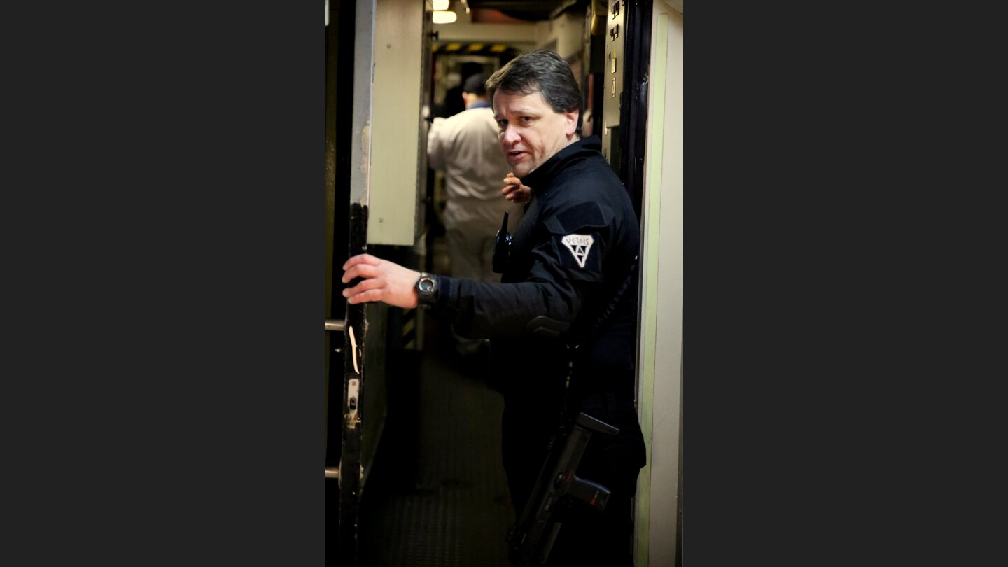 Die Security der Vergis-Wissenschaftler waren nicht sehr erfreut über das Militär an Bord.