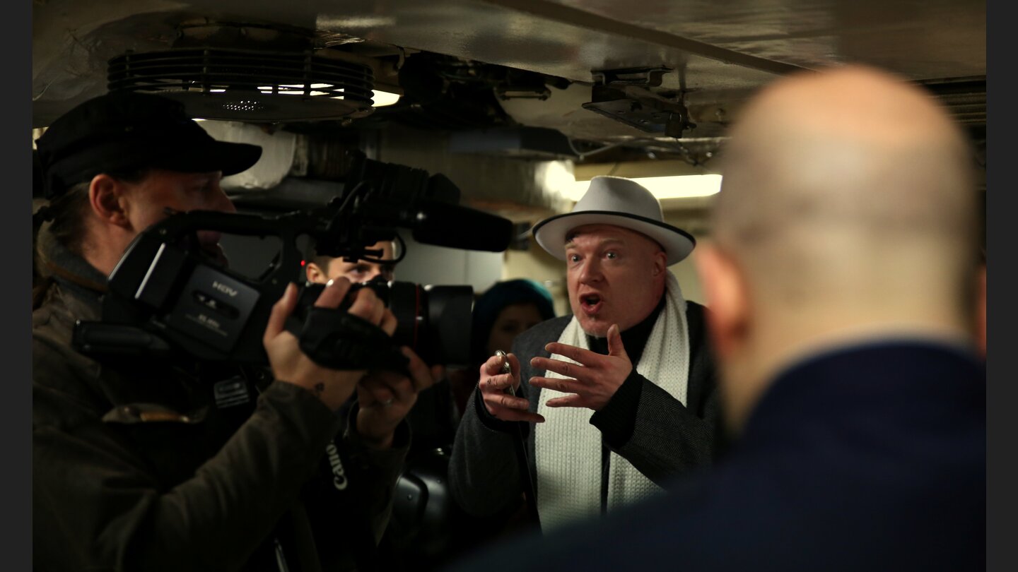 Immer mit dabei: Der Kameramann, der in seiner Rolle für Caprica2 filmte, im echten Leben aber das Spiel für das Exodus-Team dokumentierte.