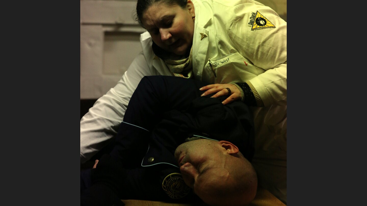 Der blutende Soldat wird auf einen Tisch gewuchtet und von Dr. West versorgt.