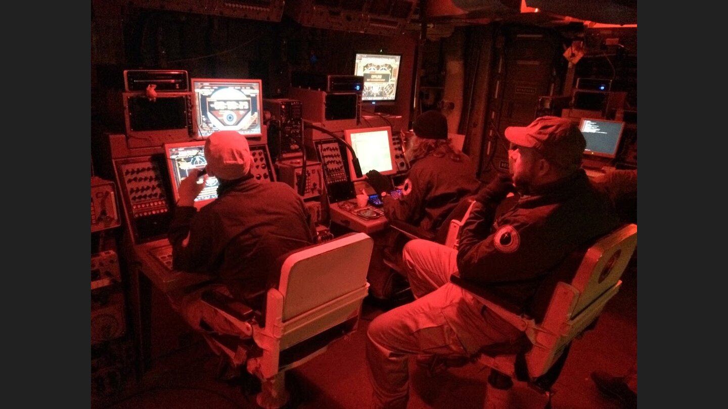 Auf der Brücke versuchte die Crew das Überleben zu sichern. Zwei Decks tiefer erschossen sich Leute aus Neid, Hass und Unwissen.