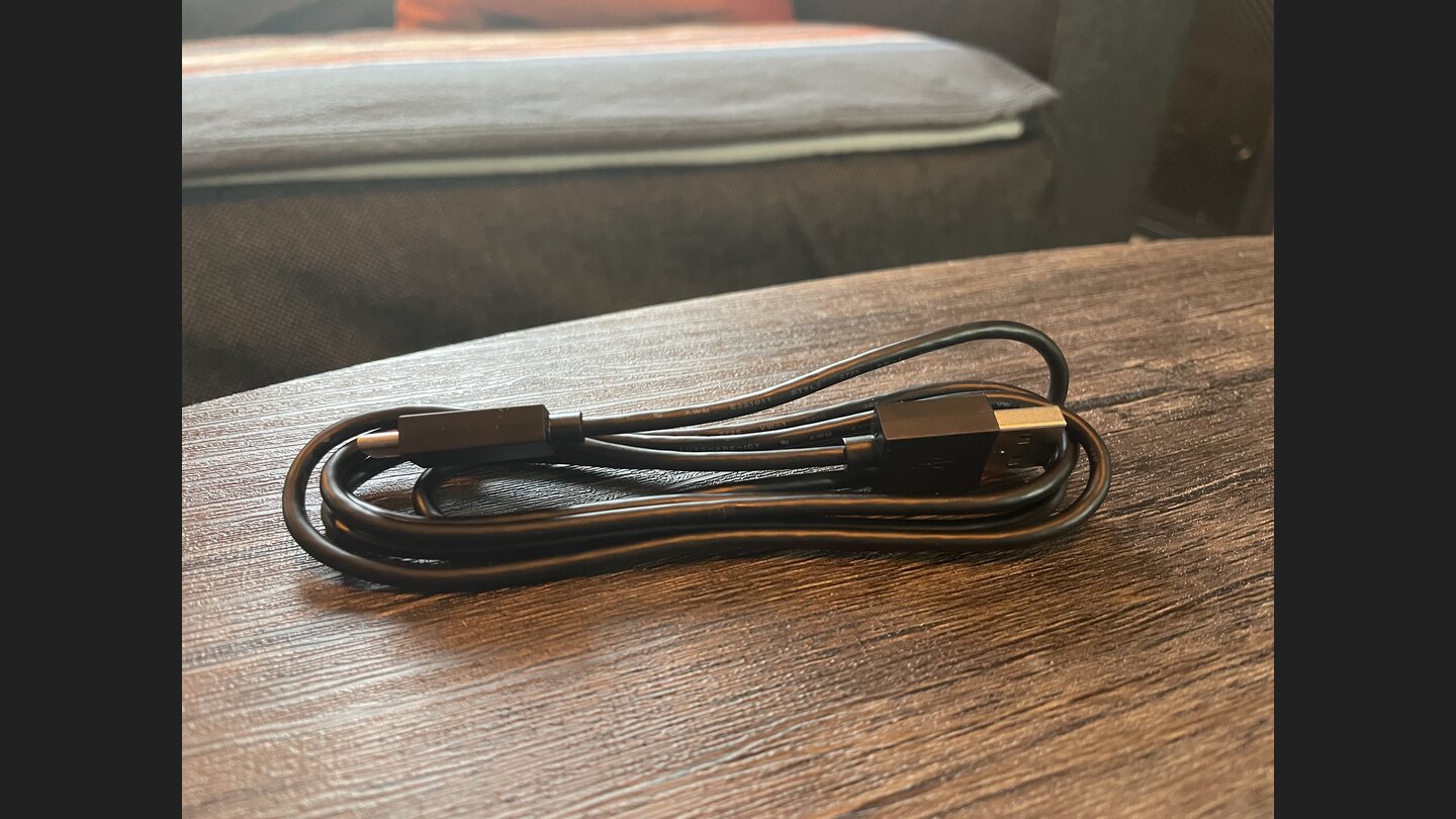 Das 140cm lange USB-Kabel zum Aufladen der beiden Sense-Controller.