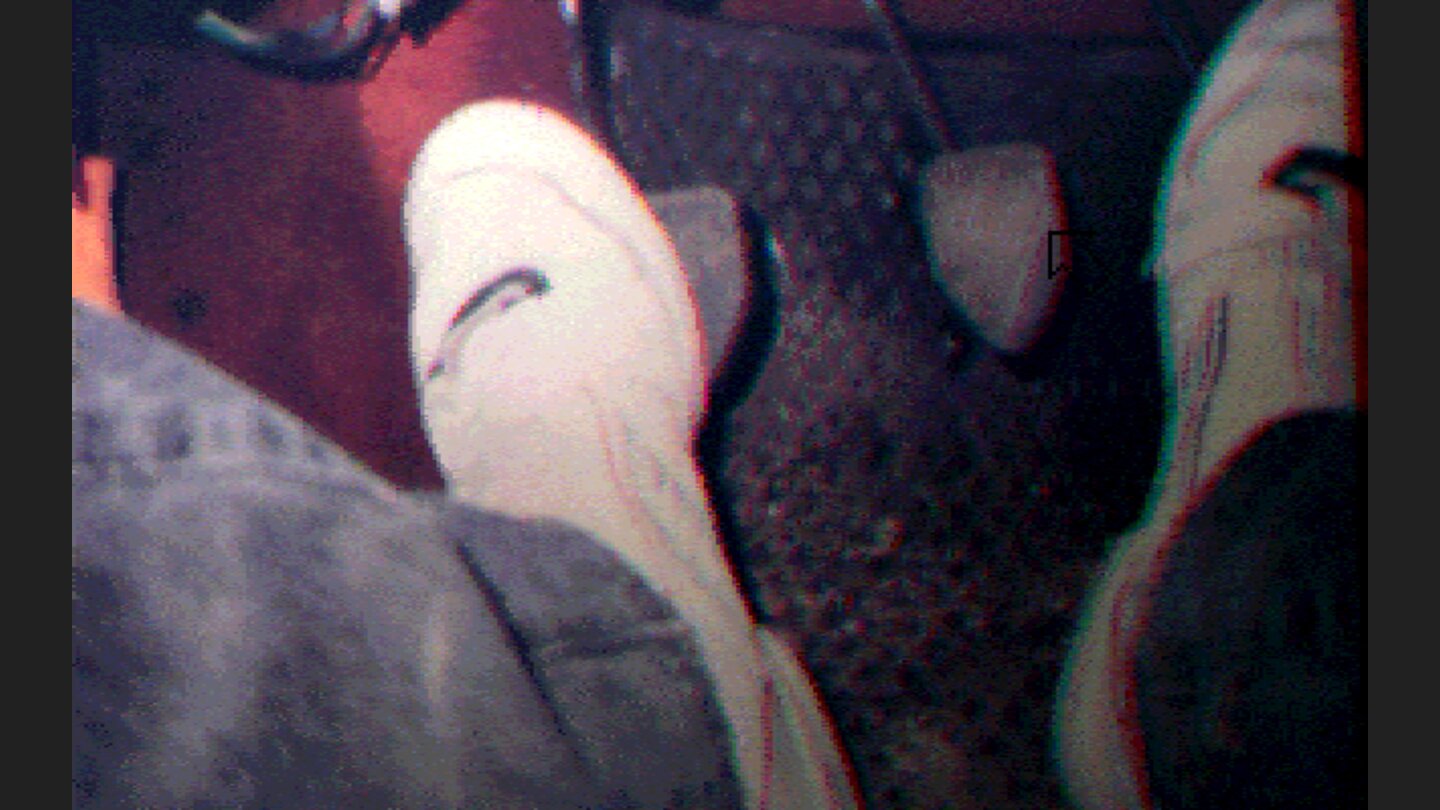 Ein bewundernder Blick auf die Schuhmode der frühen Neunziger. Das erste »Puzzle« besteht darin, schnell aufs Bremspedal zu klicken. Der transparente, nahezu unsichtbare Cursor der CDTV-Version erschwert die Aufgabe.