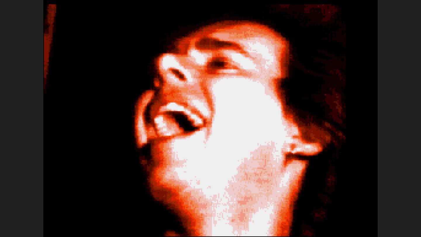 Wenigstens einer ist bei diesem Unfug gut gelaunt: Mit einem irren Lachen antwortet der Killer den Stimmen in seinem Kopf. Leider sagten sie nicht »Lass die Finger vom CDTV«.