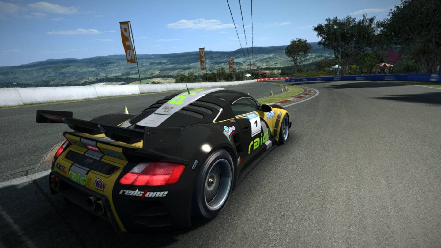 RaceRoom Racing ExperienceTeuerster Zusatzinhalt ist derzeit der wunderschöne »Mount Panorama Circuit« (Bathurst, Australien), den Sie für umgerechnet 5,50 Euro freischalten können.