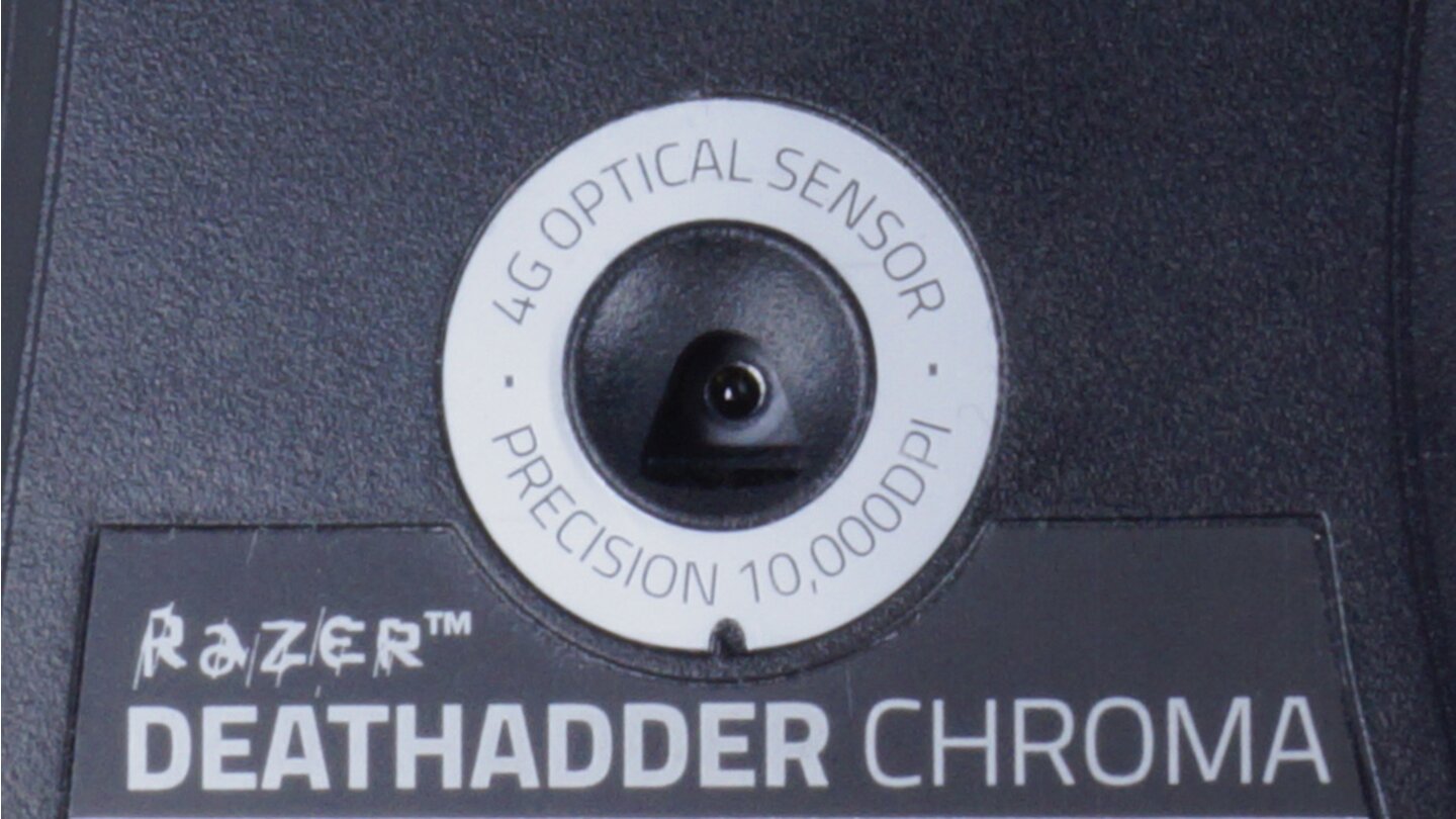Der optische Sensor, den Razer bei der Deathadder Chroma verwendet, löst maximal mit 10.000 dpi auf und lässt sich über den Treiber in 100-dpi-Schritten frei einstellen.