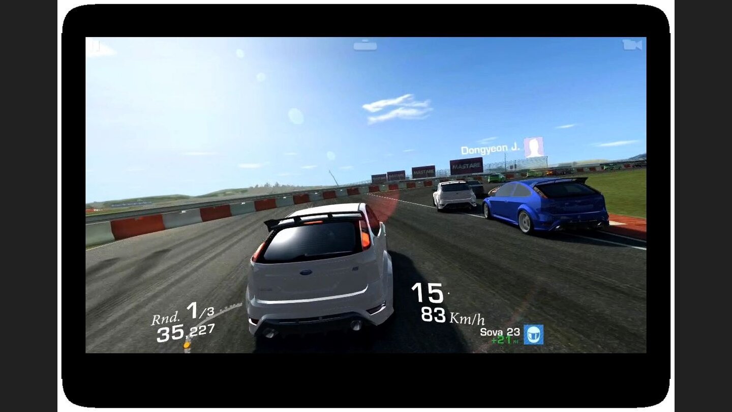 Real Racing 3Daneben kann sich die Optik sehen lassen – selten sah ein Racer auf iPhones und Android-Geräten so gut aus.