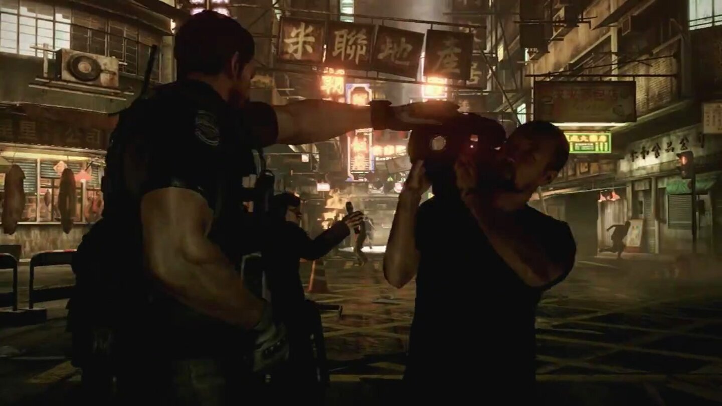 Resident Evil 6 – Trailer-AnalyseNatürlich kommt Redfield auch mit einer Plage klar, die schlimmer ist als Zombies: Journalisten. Auf den Straßen schubst Chris einen nervigen Kameramann bei Seite …