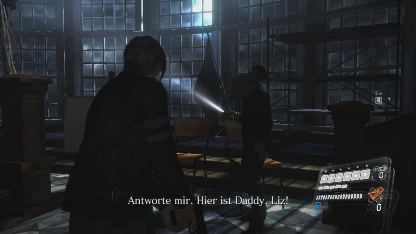 Resident Evil 6Feuerzauber statt Gänsehaut: So atmosphärisch wie zu Beginn von Leons Kampagne bleibt das Spiel leider nicht.