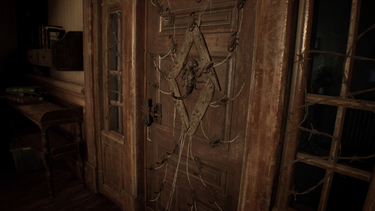 Resident Evil 7Um diese Skorpiontür öffnen zu können, braucht Ethan erst den passenden Schlüssel. Wir müssen also später nochmal hierher zurück.