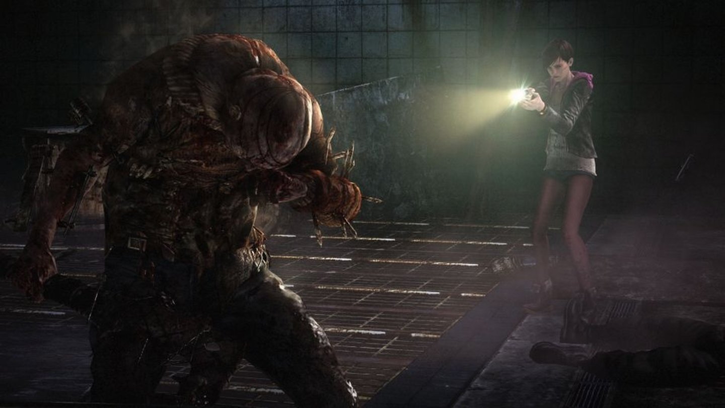 Resident Evil: Revelations 2Auf Knopfdruck wird die Spielfigur gewechselt: Moira mag zwar keine Schusswaffen, leuchtet dem Duo aber mit ihrer Taschenlampe den Weg.