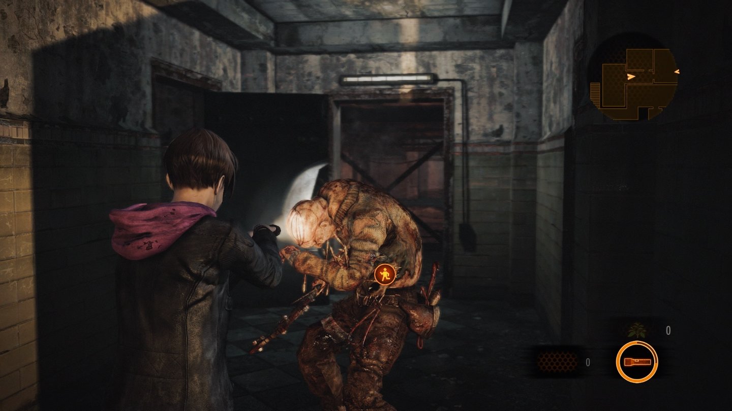 Resident Evil: Revelations 2Moiras Taschenlampe blendet Gegner. Das verschafft ihr eine Atempause und Claire die Chance für einen besonders starken Nahkampfangriff.