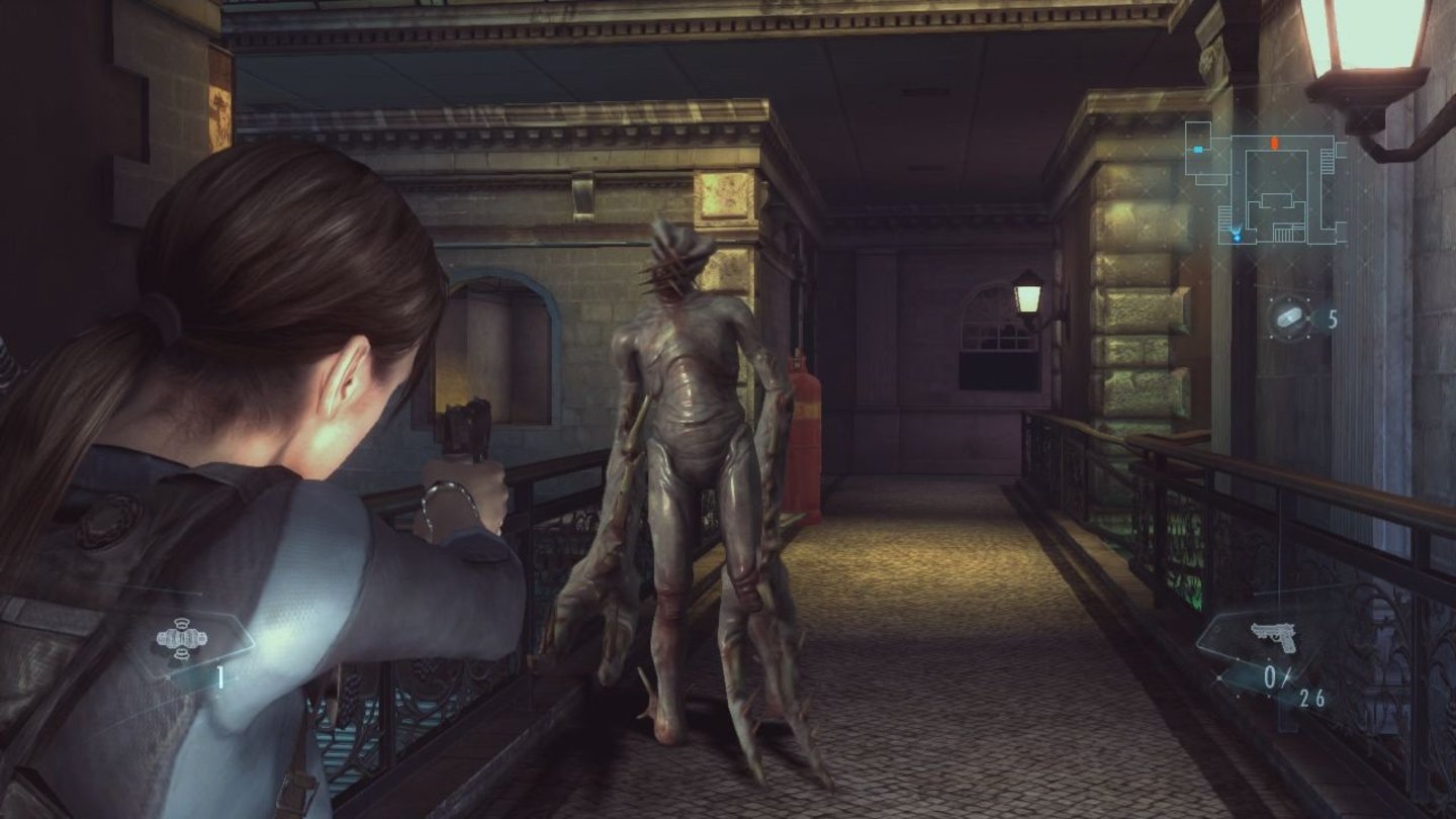 Resident Evil: RevelationsManche Objekte wie der rote Kanister im Hintergrund helfen euch bei der Mutanten-Beseitigung.