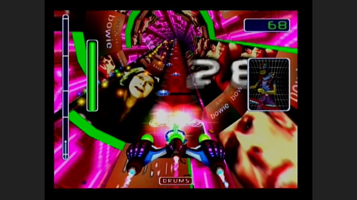 Retro Hall of Fame: AmplitudeÜberall David Bowie: In den Levels sind teils kleine Videoschnipsel mit dem Musikstar zu sehen. Der Brite ist wohl der bekannteste Künstler der Songliste.