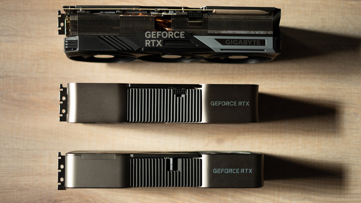 RTX 4090 Gigabyte Gaming OC Größenvergleich RTX 4090 FE und RTX 3090 FE 2