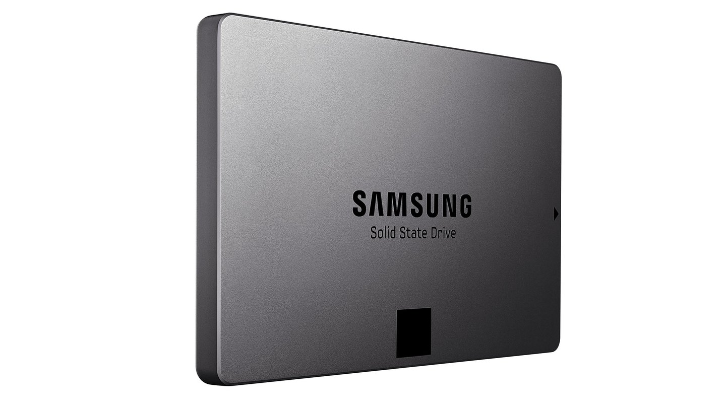 Die Samsung SSD 840 Evo war eine der ersten Consumer-SSDs, die mit einer Speicherkapazität von 1,0 TByte verfügbar waren. Davor gab es zwar schon eineige Sonderfälle, diese wurden aber meist per PCI-Express angebunden und kosteten deutlich extra gegenüber den normalen SSDs.