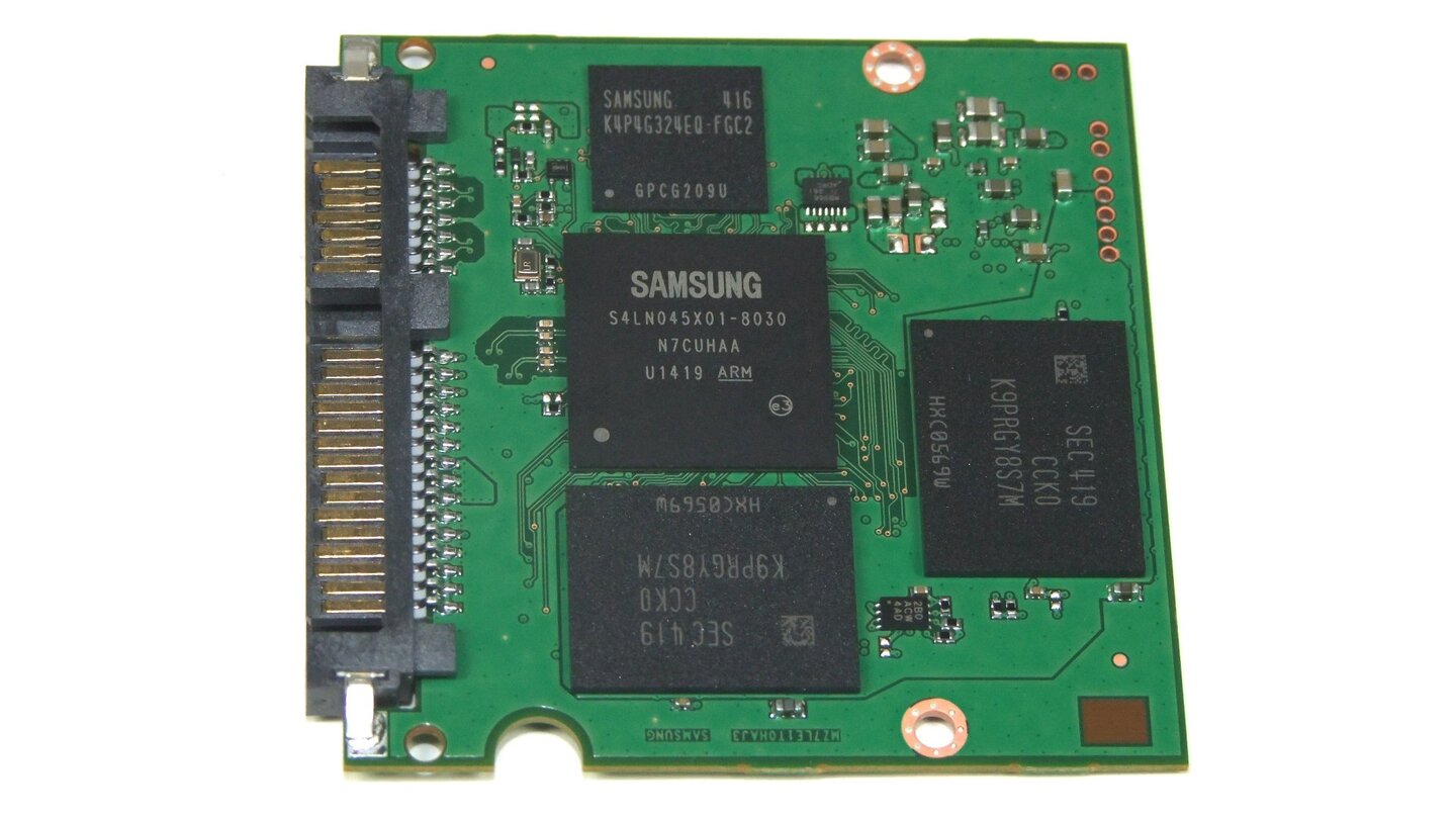 Äußerlich unterscheiden sich die VNAND-Speicherchips der Samsung SSD 850 Pro nicht von denen der Vorgänger. Die vertikale Anordnung der Halbleiter im Inneren soll aber für höhere Geschwindigkeiten, geringeren Strombedarf und längere Lebensdauer der Speicherzellen sorgen.