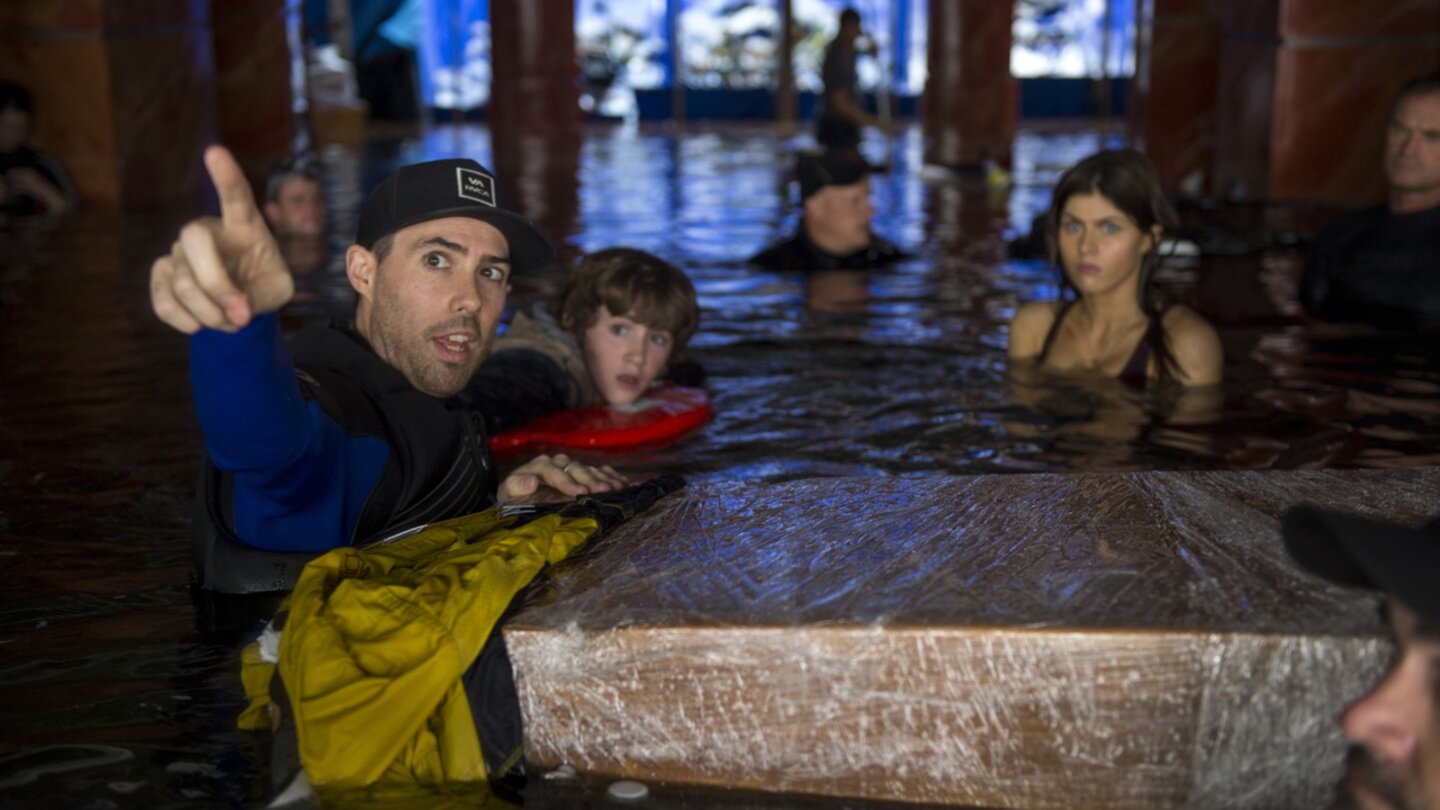San AndreasRegisseur Brad Peyton erklärt den frierenden Darstellern, was im Wasser zu tun ist.