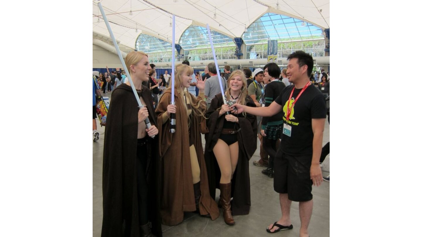 San Diego Comic-Con 2011Die Jedi-Ritterinnen demonstrieren für eine neue Ordens-Kleiderordnung.