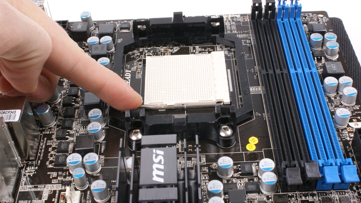 Bei AMD verläuft der Einbau grundsätzlich ähnlich. Im Gegensatz zu Intel ist der Prozessor aber nicht mit einer Metallplatte fixiert.