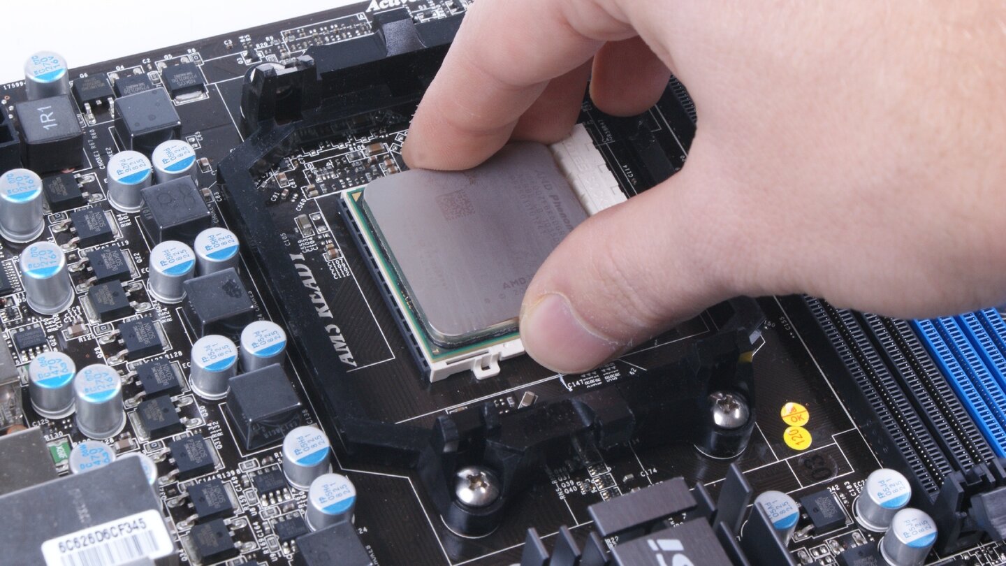 Setzt die CPU nun in den entriegelten Sockel ein. Achtet darauf, die Pins auf der Unterseite nicht zu berühren.