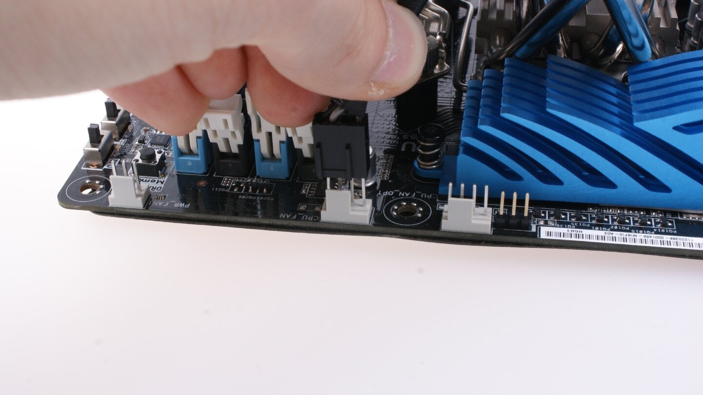 Zum Abschluss der Installation schließen wir den Lüfter an das Mainboard an. Der meist mit »CPUFAN« beschriftete, vierpolige Anschluss befindet sich gewöhnlich nahe der Mainboard-Kante im Umfeld des CPU-Sockels. Wenn keine Beschriftung vorhanden sein sollte, oder Ihr Euch unsicher seid, werft einen Blick ins Mainboard-Handbuch. Wegen der Stege passt der Stecker nur in eine Richtung.