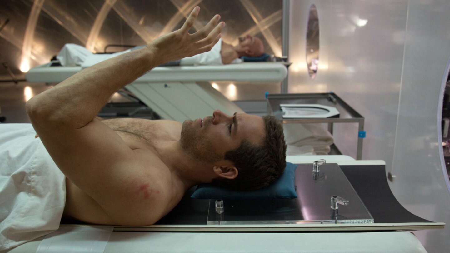 Self/LessDas Experiment ist geglückt! Damians Bewusstsein hat einen neuen, jüngeren Körper (Ryan Reynolds im Vordergrund, Ben Kingsley im Hintergrund).