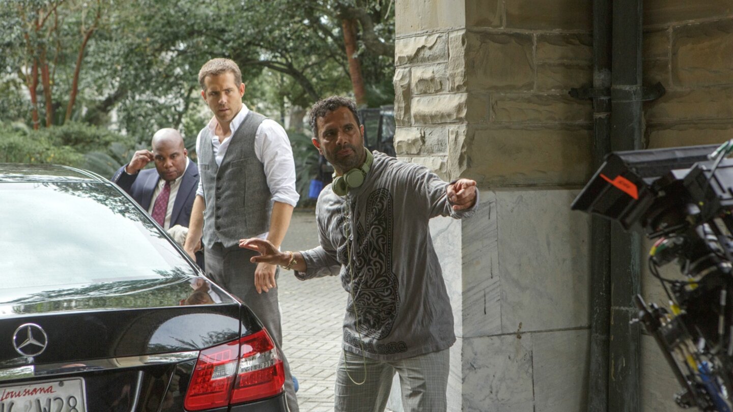 Self/LessRegisseur Tarsem Singh bereitet seine Szene mit seinem Hauptdarsteller Ryan Reynolds vor.